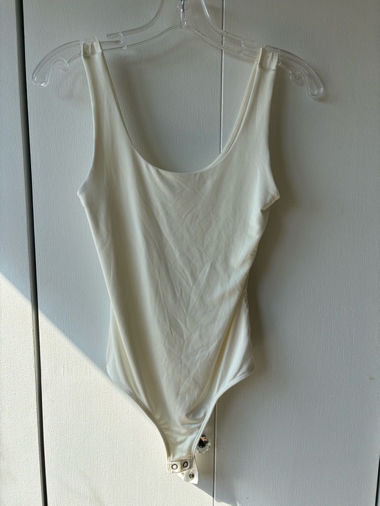 Express Tops - Express Body Contour Cream Scoop Neck Bodysuit Size XS